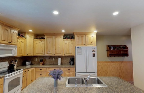 Island Park Cabin | Huckleberry Retreat: Family-Friendly Getaway with Hot Tub