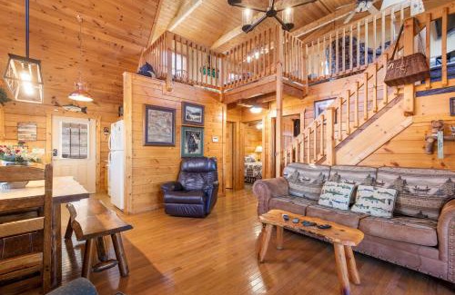 Gatlinburg - Pigeon Forge House | Huckleberry Ridge: Cozy Retreat with Hot Tub & Pool Table