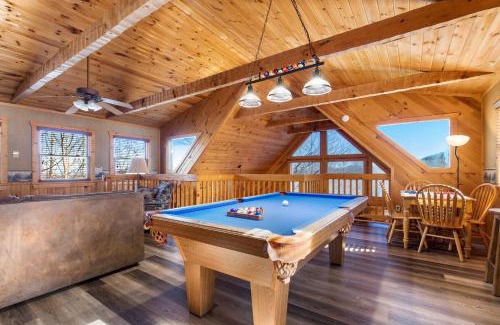 Gatlinburg - Pigeon Forge House | Huckleberry Ridge: Cozy Retreat with Hot Tub & Pool Table