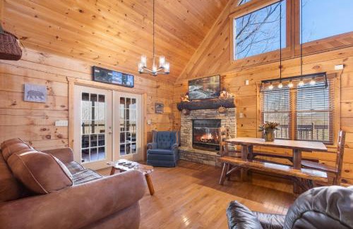 Gatlinburg - Pigeon Forge House | Huckleberry Ridge: Cozy Retreat with Hot Tub & Pool Table