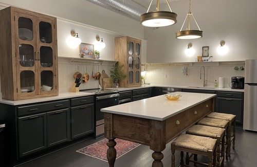 Huntingdon Apartment | Historic Downtown Apartment at Huddleston Hall - Top Rated!