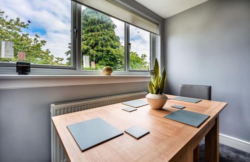 East Kilbride Apartment | Comfortable Hudson Apartment: A Family-Friendly Retreat