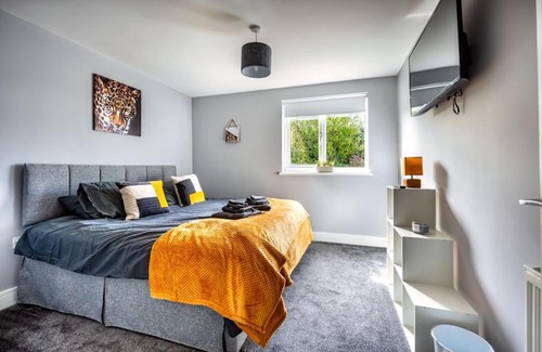 East Kilbride Apartment | Comfortable Hudson Apartment: A Family-Friendly Retreat