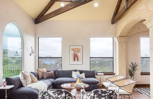 Travis Landing House | Hudson by AvantStay | W/ Beautiful Views, Multiple Living Areas, Pool & Games