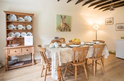 Pickering House | Hudson Cottage - Pet & Child Friendly Getaway in the UK