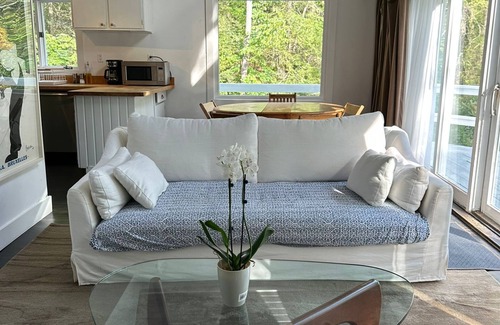 Hollowville Cottage | Relaxing Hudson NY Country Cottage with Hot Tub & Fireplace