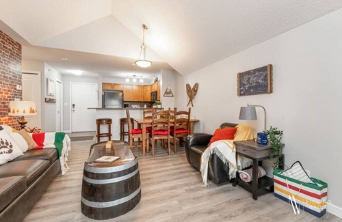 East Kootenay Condo | Hudson Pointe: Top Floor Oasis with Pool & Hot Tub