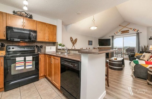 East Kootenay Condo | Hudson Pointe: Top Floor Oasis with Pool & Hot Tub