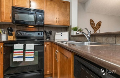 East Kootenay Condo | Hudson Pointe: Top Floor Oasis with Pool & Hot Tub