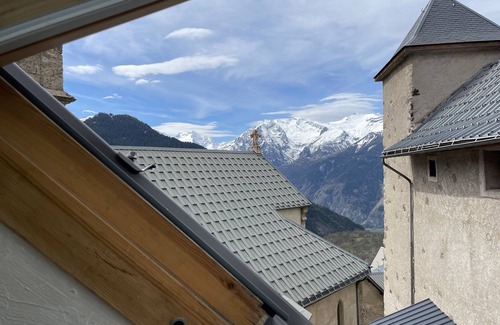 Huez-en-Oisans Ski Chalet | Convenient Huez Retreat - 6 Guests, Steps from Slopes