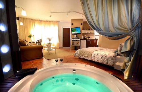 Had Nes Cabin | Experience Hufsha Berama with Hot Tub & 9.2/10 Rating