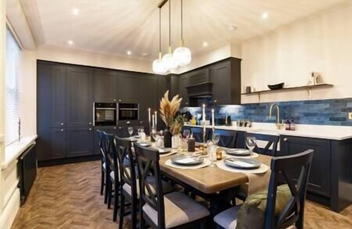 Buxton House | Spacious 11 Bed House in Buxton with Hot Tub & Parking