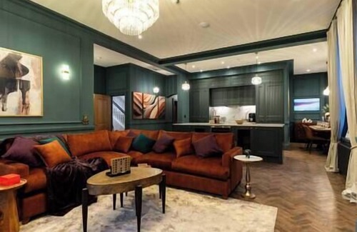 Buxton House | Spacious 11 Bed House in Buxton with Hot Tub & Parking
