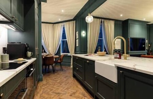 Buxton House | Spacious 11 Bed House in Buxton with Hot Tub & Parking