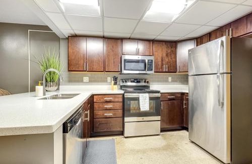 Downtown Des Moines Apartment | Spacious 2BR Apartment Near Wells Fargo with Free Parking
