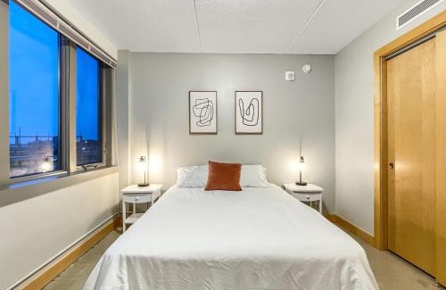 Downtown Des Moines Apartment | Spacious 2BR Apartment Near Wells Fargo with Free Parking