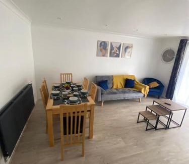 Harlow House | Huge 3BR House in Harlow