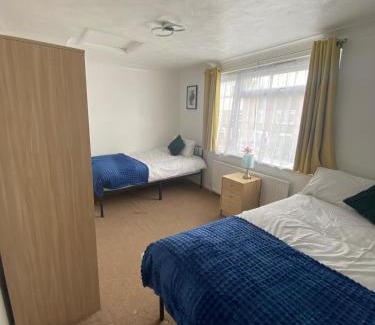 Harlow House | Huge 3BR House in Harlow
