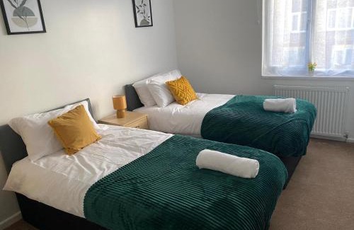 Harlow House | Huge 3BR House in Harlow