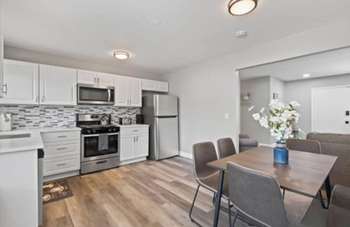 Des Plaines House | Cozy King Bed & Free Wi-Fi in Des Plaines - 10/10 Rated