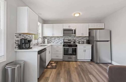Des Plaines House | Cozy King Bed & Free Wi-Fi in Des Plaines - 10/10 Rated