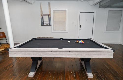 Near South Side Apartment | Spacious McCormick 4Br Unit with Hot Tub & Pet Friendly