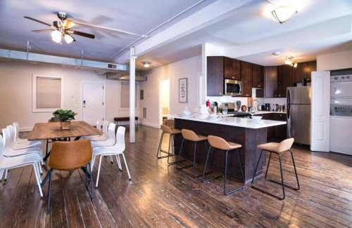 Near South Side Apartment | Spacious McCormick 4Br Unit with Hot Tub & Pet Friendly