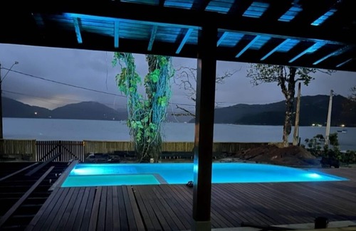 Lazaro House | Spacious Oceanfront 5-7 Suite House at Praia do Lazaro