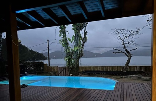 Lazaro House | Spacious Oceanfront 5-7 Suite House at Praia do Lazaro
