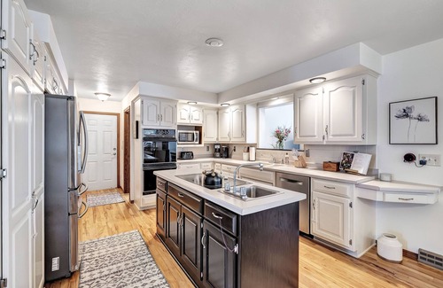 Green Bay House | Spacious 5 Bedroom Home Near Attractions & Pet Friendly