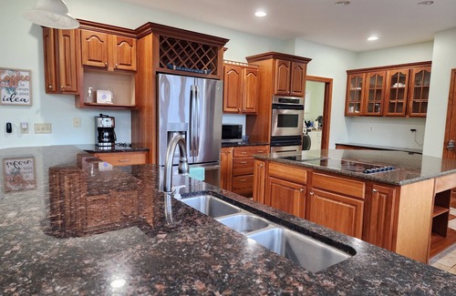 Cleveland Bed & Breakfast | Exclusive 6-Bedroom Retreat Near Wineries & Helen Attractions