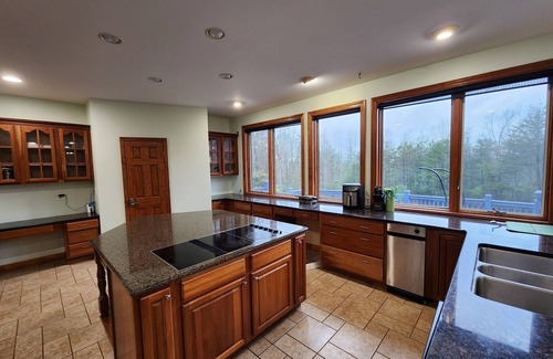 Cleveland Bed & Breakfast | Exclusive 6-Bedroom Retreat Near Wineries & Helen Attractions