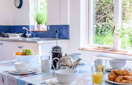 Old Town Hastings House | Huge 6 bedroom house, near beach, cliffs & Old Town, 180 square meters