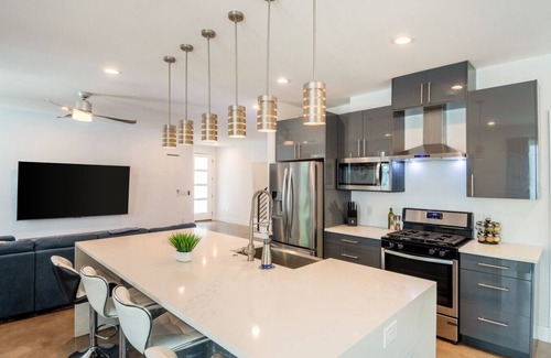 Blackshear-Prospect Hill House | Huge 6BR Gem w/Hot Tub - Near Downtown, SXSW