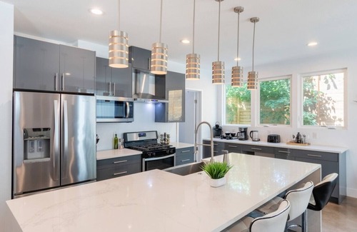 Blackshear-Prospect Hill House | Huge 6BR Gem w/Hot Tub - Near Downtown, SXSW