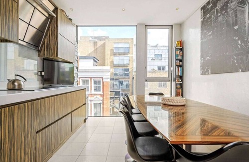 Bunhill House | Enjoy a Private Patio and Pool Near Oxford Street