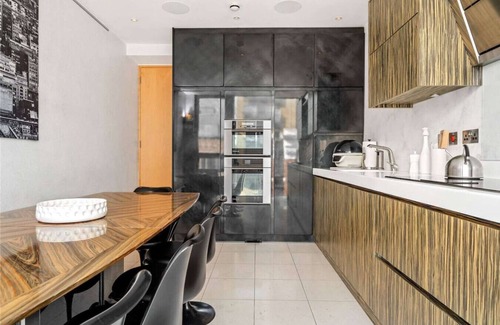 Bunhill House | Enjoy a Private Patio and Pool Near Oxford Street