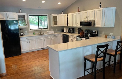 North Shore Acres House | Inviting 7BR Retreat with Pool Table, Kayaks & Ocean Views