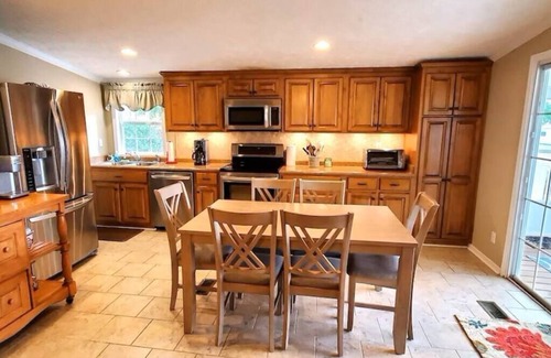 Jacksons' Gap House | Point Windy Cottage: Ocean View, Pet Friendly & Firepit