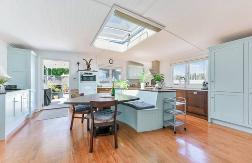 Thamesfield Boat Rental | Huge & Bright 4-Bed Houseboat on the River Thame next to Wandsworth Park
