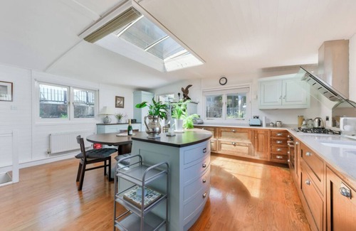 Thamesfield Boat Rental | Huge & Bright 4-Bed Houseboat on the River Thame next to Wandsworth Park