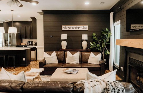 Mint Hill House | Spacious Charlotte Farmhouse Villa with Pet-Friendly Amenities