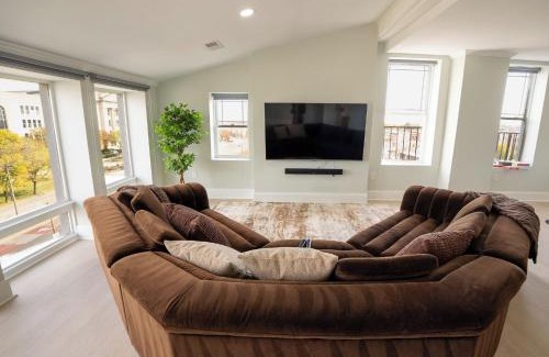 Downtown Baltimore Apartment | Huge Downtown Baltimore home with parking