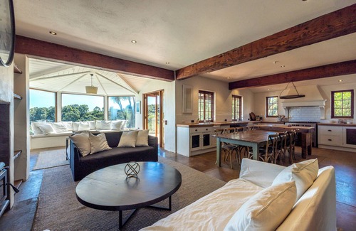 Oneroa Cabin | Spacious Estate with Breathtaking Vistas and Great Amenities