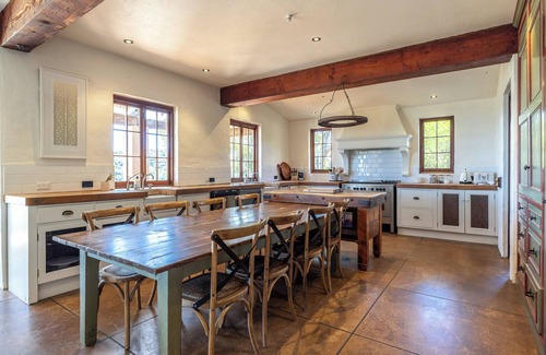 Oneroa Cabin | Spacious Estate with Breathtaking Vistas and Great Amenities