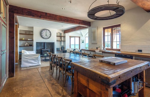 Oneroa Cabin | Spacious Estate with Breathtaking Vistas and Great Amenities