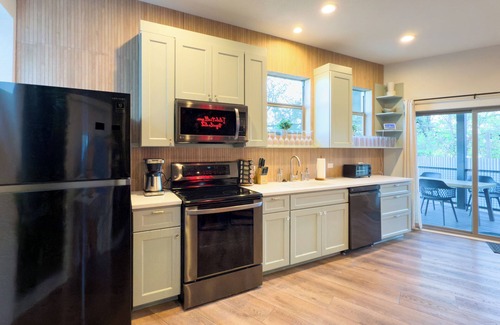 Riverside House | Spacious Group Retreat with Pool in the Heart of ATX
