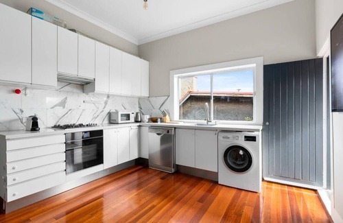 Cremorne Apartment | Inviting Harbour View Apartment in Historic Home