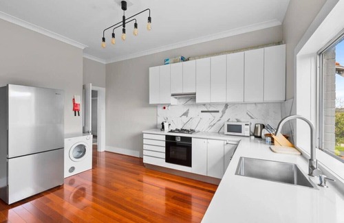Cremorne Apartment | Inviting Harbour View Apartment in Historic Home