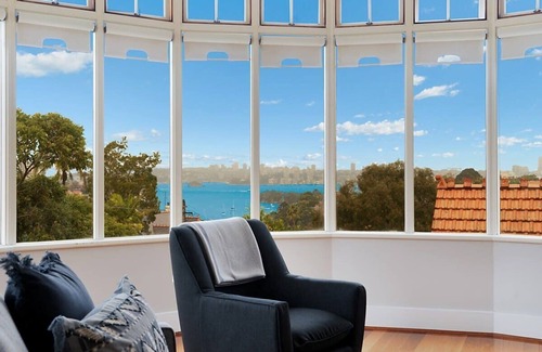 Cremorne Apartment | Inviting Harbour View Apartment in Historic Home